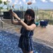 初めての海外で浮かれる女性