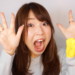 大げさに驚く女性