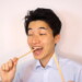 ポッキーの日だから無心でポッキーを食べ続ける男性