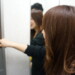 エレベーターのボタンを押す女性