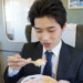 孤独のグルメを意識しながら駅弁を食べる男性