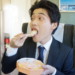 おいしい駅弁を食べてるから誰かに見せたい男性