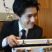 悪そうな顔で取引をするヤクザ