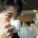 コーヒーを味わう男性