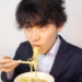 アホみたいな顔でラーメンを食べる男性