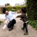 圧倒的な能力を持つ子供に敗北する男性