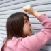 鬼の形相でシャッターを叩く女性