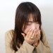 くしゃみが出そうで出ない女性