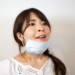 マスクを取って息を吸う女性