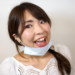 マスクをせずに大声で話す女性