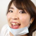 近くで飛沫を飛ばす女性