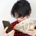 給付金を全てソーシャルゲームの課金に充てる男性