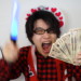 給付金を手にアイドルを応援するオタク
