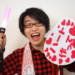 普段見せない笑顔でアイドルを応援するオタク