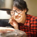 久々の焼肉に目を光らせるオタク系男子
