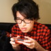 飲食店でゲームをし始めるオタク