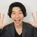 無理やり明るく振る舞うけどなんかぎこちない笑顔の男性