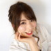 アイドルっぽい笑顔を見せるフリー素材の女性