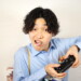 圧倒的な力の差を見せつけられて呆然とするゲーマー男子