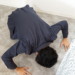土下座する男性を上から見た景色