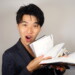 読書の魅力を熱く語る男性