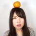 頭に梨が乗っていることに気付かない女性