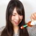 何にでもタバスコをかける女性