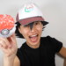 笑顔でポケモンをゲットするサトシ