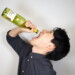 ワインを一気飲みする男性