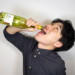 ワインを一気飲みさせられて上機嫌の男性