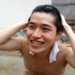 温泉に入ってさっぱりする男性