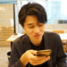 話しかけて欲しそうにスマホをいじる男性