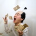 せっかく集めた現金が風で飛ばされる殿様