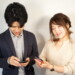 交流会で連絡先を交換する男女