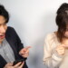 お見合いパーティで積極的に話しかける男性と消極的な女性