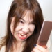 なかなか繋がらないコールセンターの対応にイライラする女性