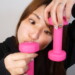 ダンベルの使い方が分からずガン見する女性