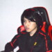 真剣な表情で画面を見つめるeスポーツプレイヤー