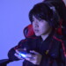真剣な眼差しでゲームをするゲーマー男性