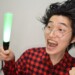 サイリウム片手にオンラインライブを楽しむオタク男性