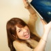 怒ってノートパソコンを投げつけてくる女性