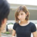 好きでもない人から告白されて困惑する女性