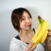 ドヤ顔でバナナを見せてくる女性