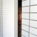 ドアの隙間からこちらを覗く女性