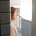 盗撮っぽいアングルで映る女性