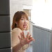 急にドアから出てきて驚く女性