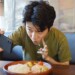 料理と自撮りする男性