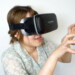 おそらくなんだかいやらしい系のVRを体験していると思われる女性