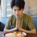 いただきますをしたまま寝てしまった男性