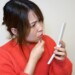 初めてガラケーを見た女性